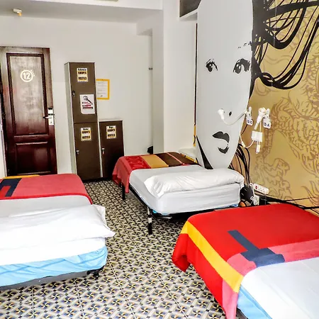 Youth By Feetup Hostal